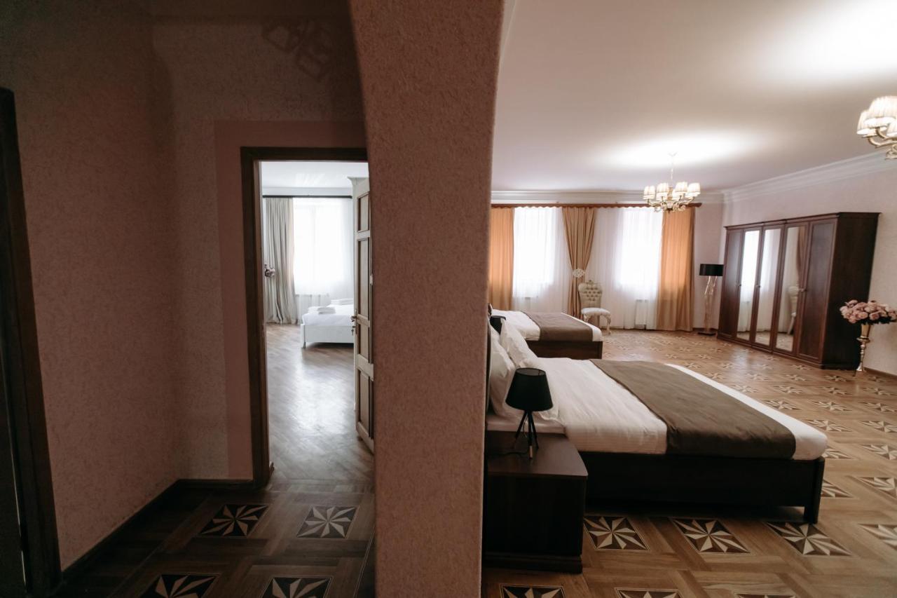 Castle Family Hotel Yerevan Exterior photo